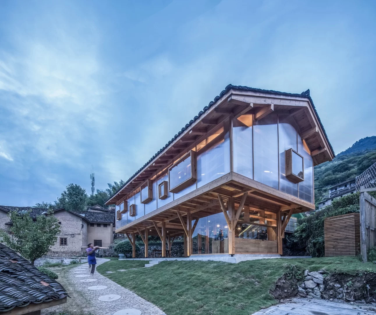 The Mountain House in Mist has a total floorspace of 156 sq m (1,679 sq ft) and is primarily constructed from wood