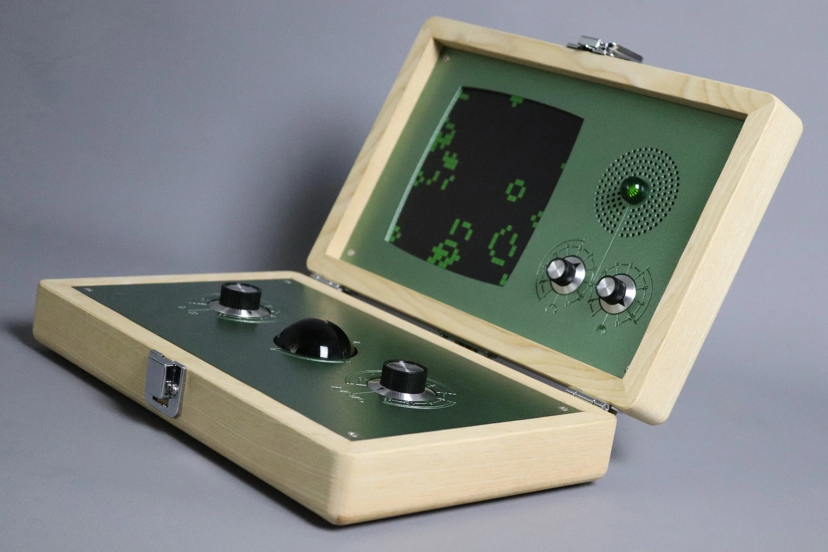 The Evoboxx outputs sounds through a built-in mono speaker