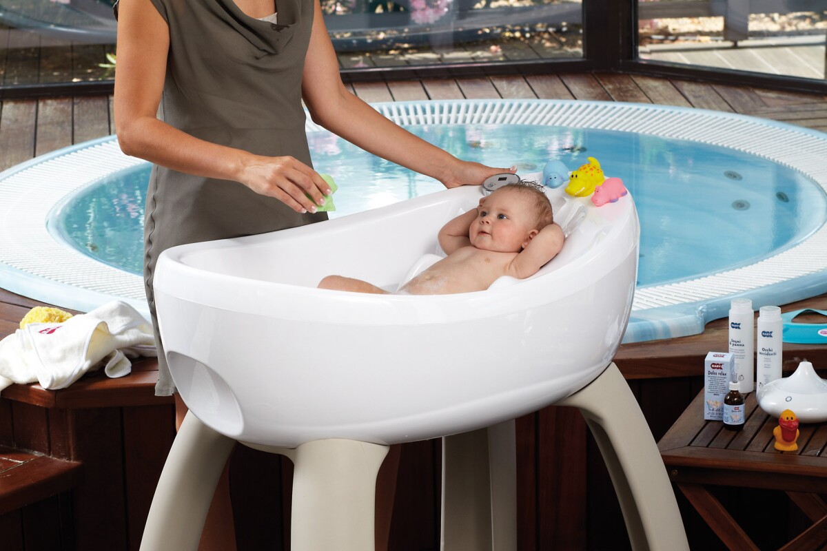 The BluBleu MagicBath features a 10 jet air massage system and underwater LEDs