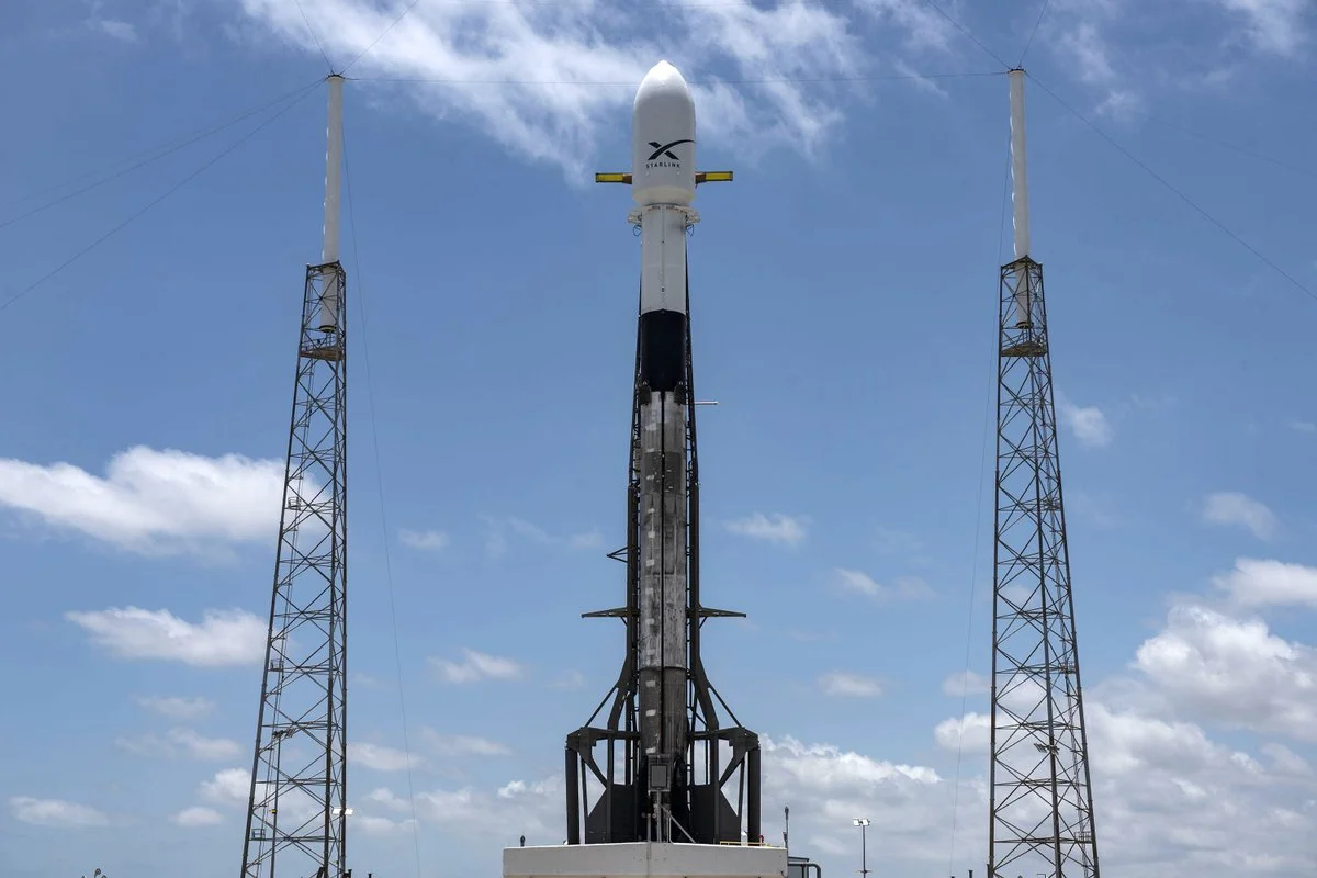 Falcon 9 on the launchpad ahead of the Starlink mission