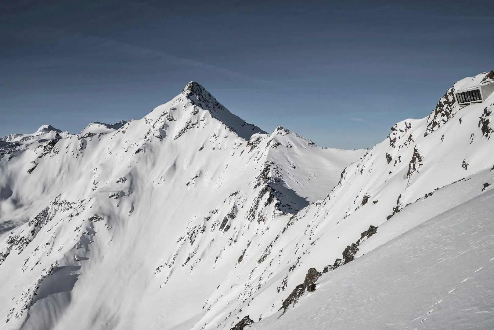 007 Elements is located on a site 3,040 m (9,973 ft)-high on the summit of Gaislachkogl Mountain, above Sölden in Austria