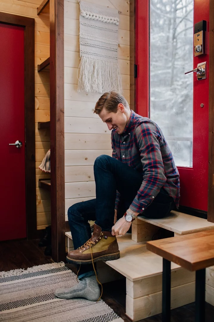 Visitors enter into the Vantage and descend two steps