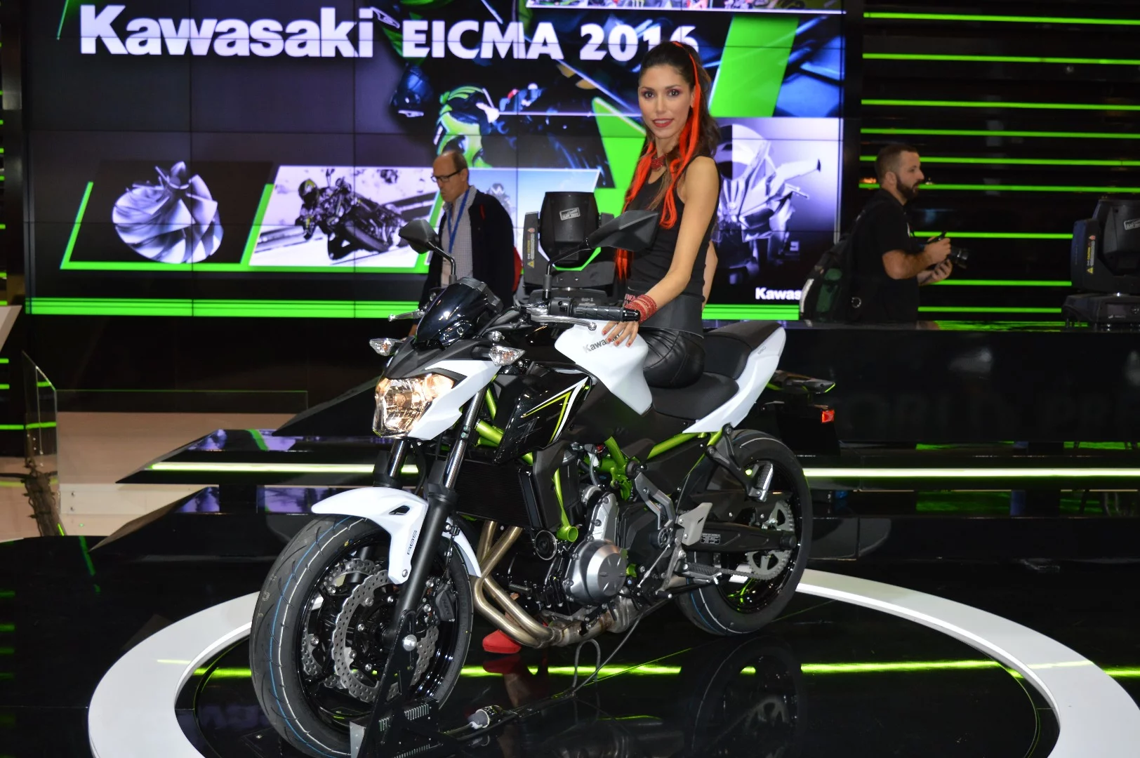 The ER-6 is no more, as Kawasaki replaced it with the Z650. With the same engine in a new steel trellis frame, it is formally introduced to the famous family of Zeds