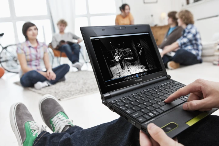 Toshiba has slammed a pair of Harman/Kardon speakers into its new mini NB520 netbook, which are claimed to provide the kind of audio performance usually reserved for bigger devices