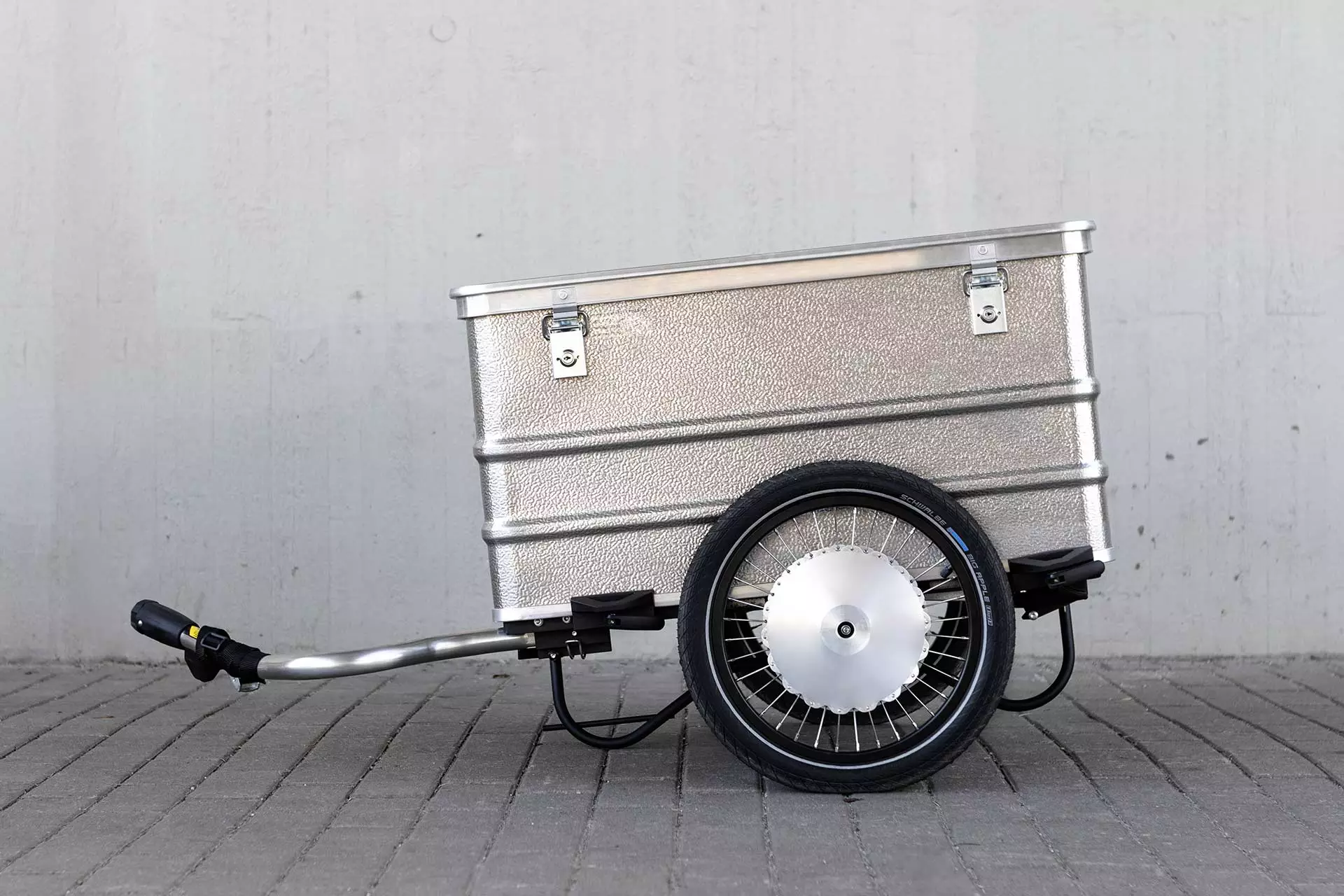 Three power levels are available up to 25 km/h, selected according to load and working with a pedal sensor to ensure the rider receives sufficient support