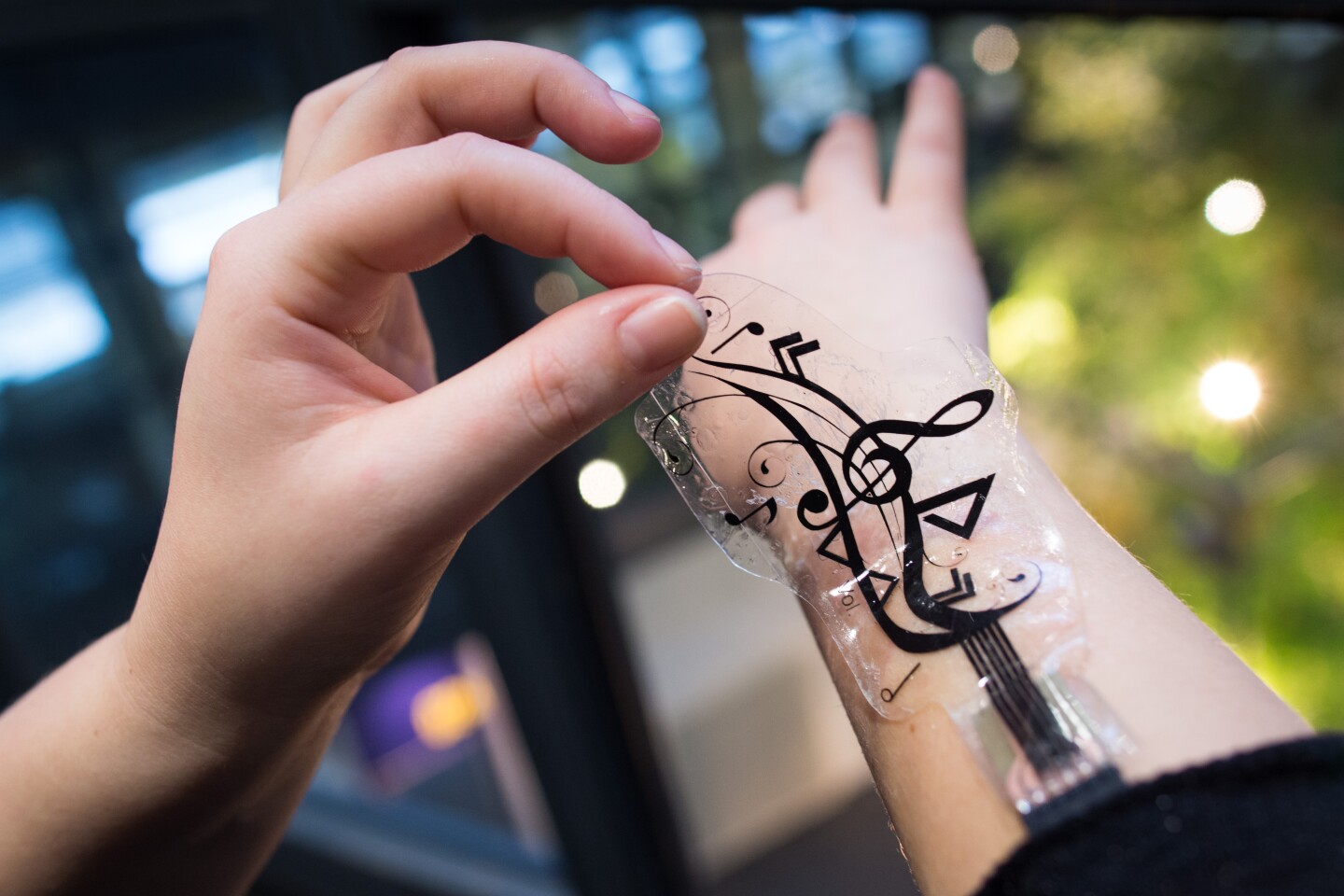 Should one of the stickers only be needed intermittently, it can be removed, rolled up and put away when not in use (Photo: Saarland University)