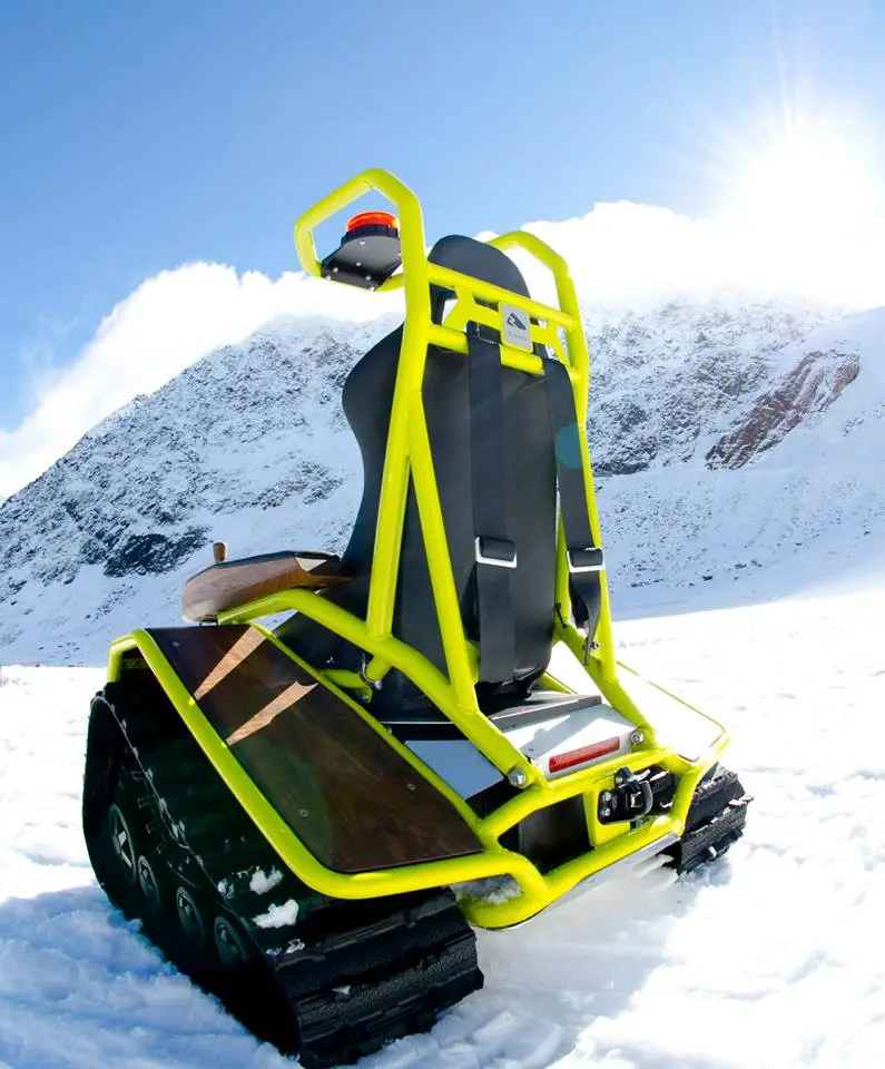 It has two electric motors that put out a combined 400 Nm (295 ft lb) of torque, and take it up to a top speed of 35 km/h (22 mph)