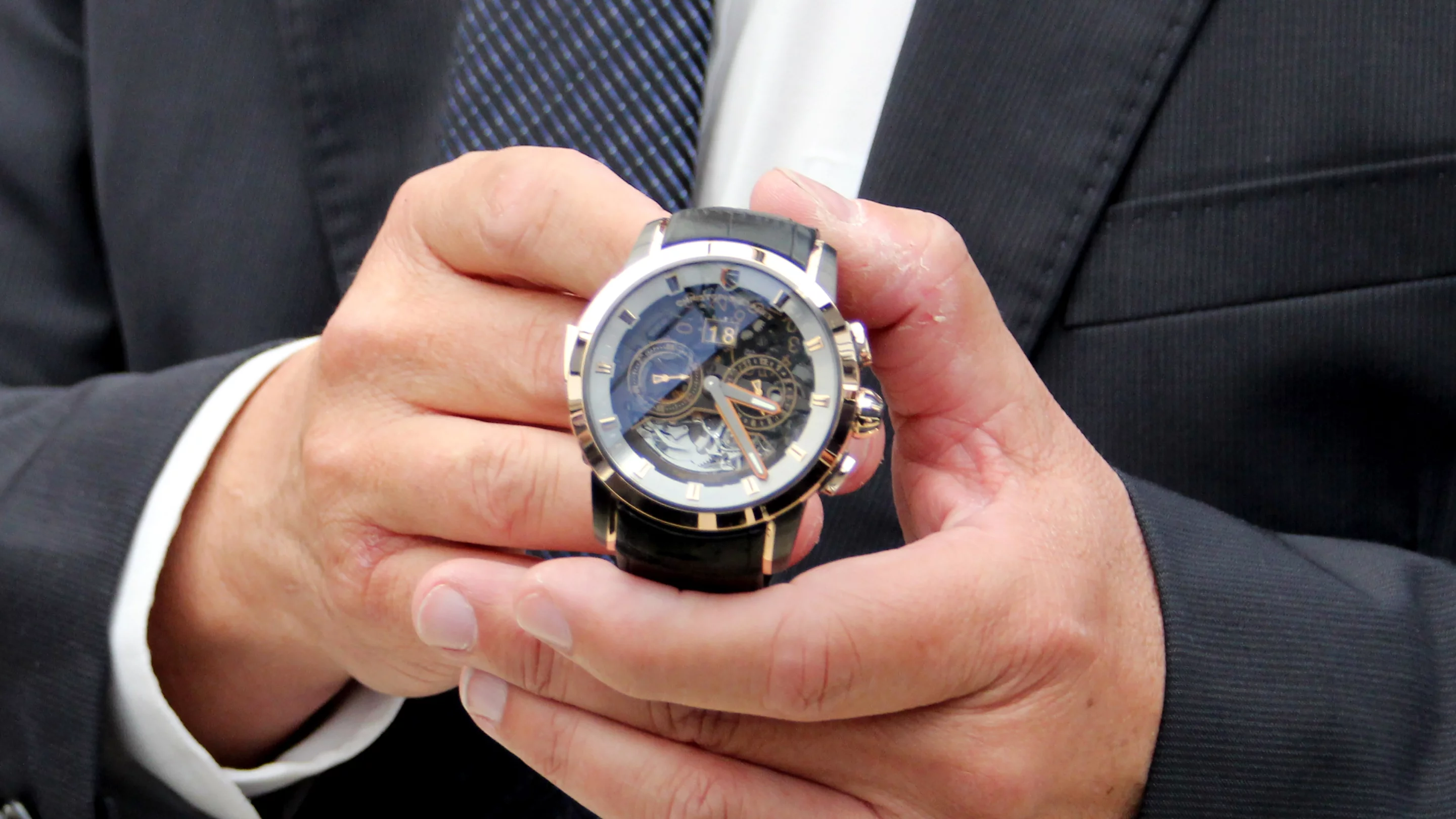 The Allegro features a minute repeater with cathedral gongs, a date window and a day/night indicator (Photo: Chris Wood/Gizmag.com)