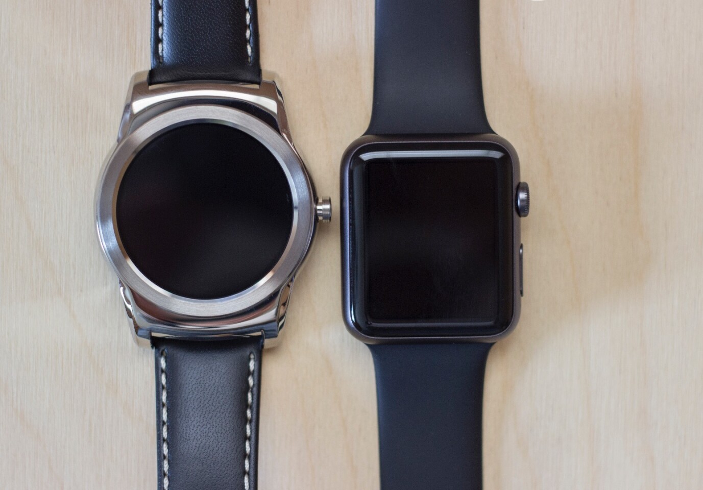The Watch Urbane next to the much smaller Apple Watch (and this is the larger 42 mm Apple Watch) (Photo: Will Shanklin/Gizmag.com)