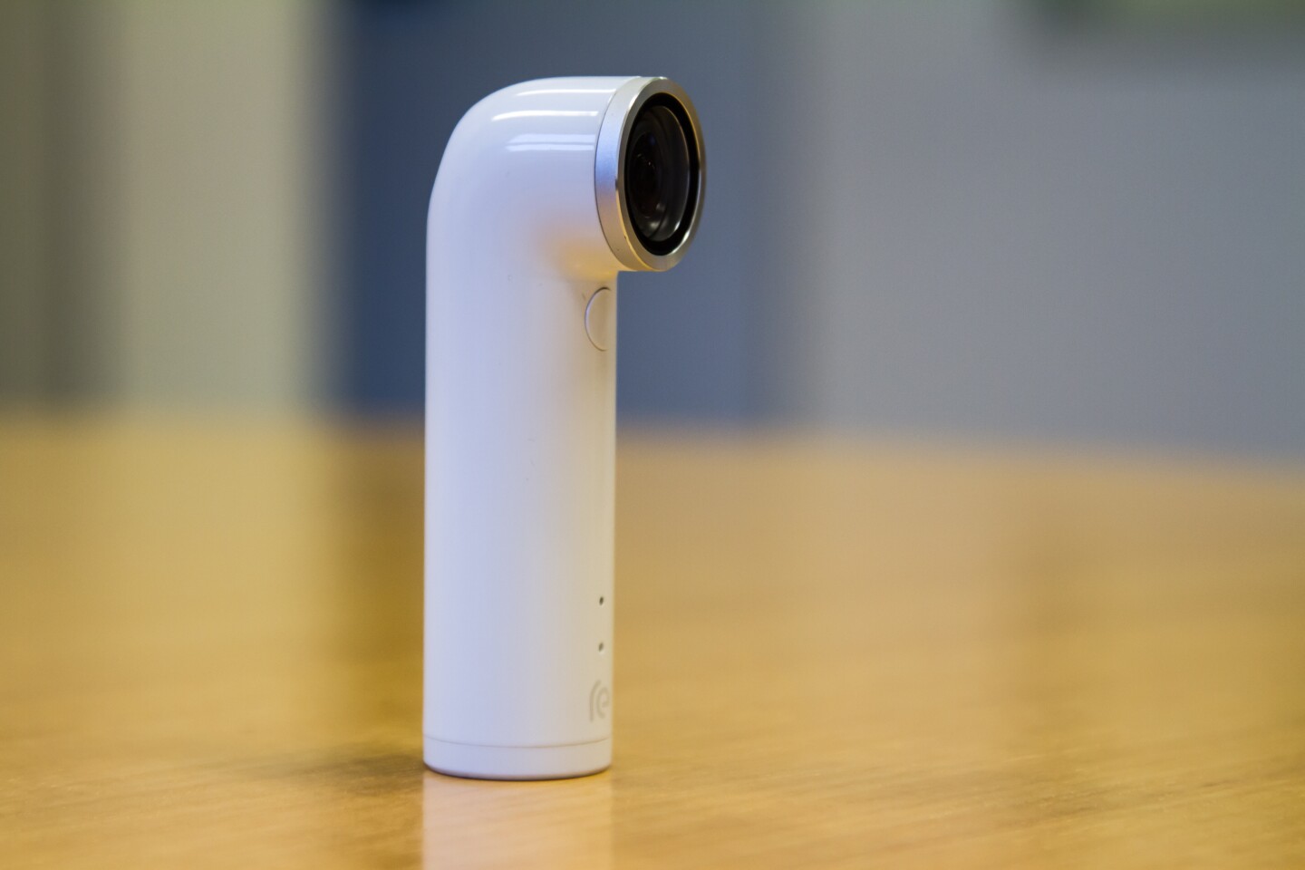 Weighing just 66.5 g (2.35 oz) and measuring 96.7 x 26.5 mm (3.8 x 1.04 in), the waterproof camera is compact and lightweight enough to be carried around without being a burden (Photo: Nick Lavars/Gizmag.com)