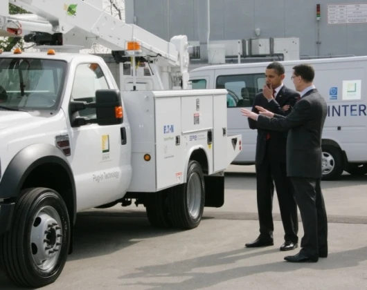 President Obama toured Southern California Edison in March 2009 to see the first of the F-550 Eaton-powered plug-in hybrid utility trucks to be placed in service