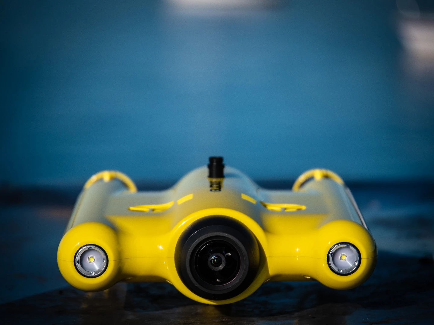 Twin 1,200-lumen lamps either side of the camera give the Gladius the ability to operate in dark and murky conditions