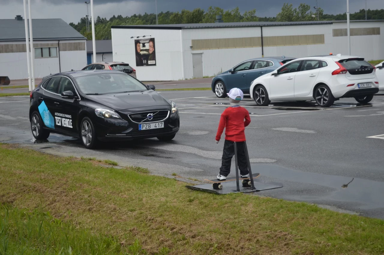 The autonomous parking car waits for a pedestrian to pass by before continuing on its way (Photo: Gizmag)