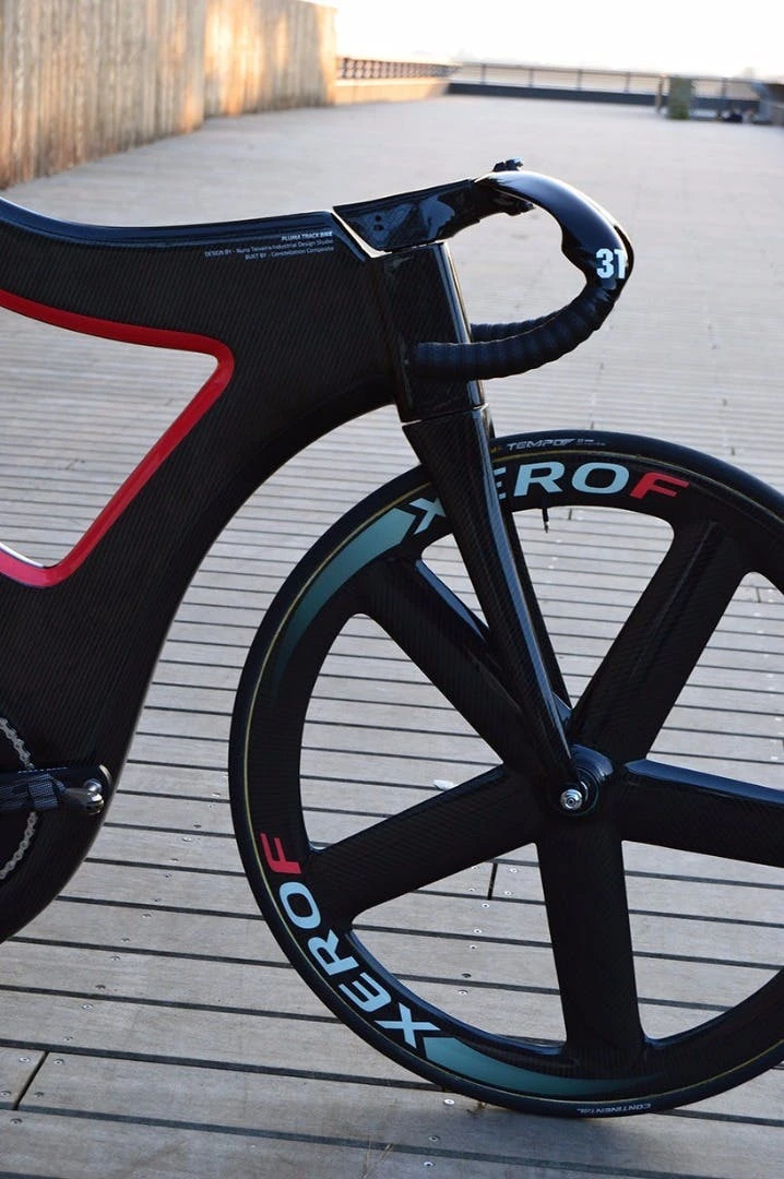 The Pluma Track BIke features a PRO 5 Spoke Carbon Track front wheel