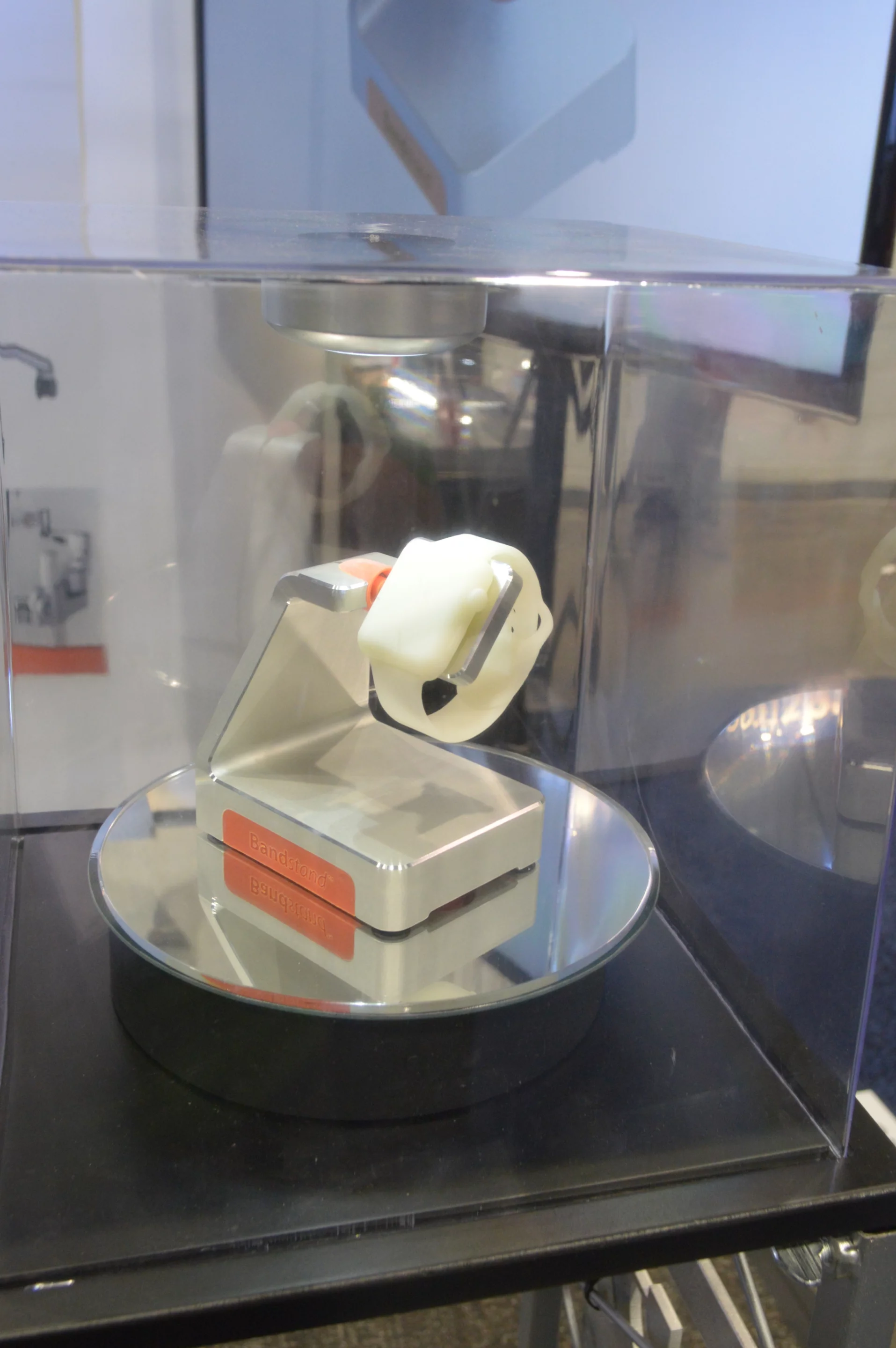 Standzout's Bandstand on display at CES, with a mock-up Apple Watch (Photo: C.C. Weiss/Gizmag)
