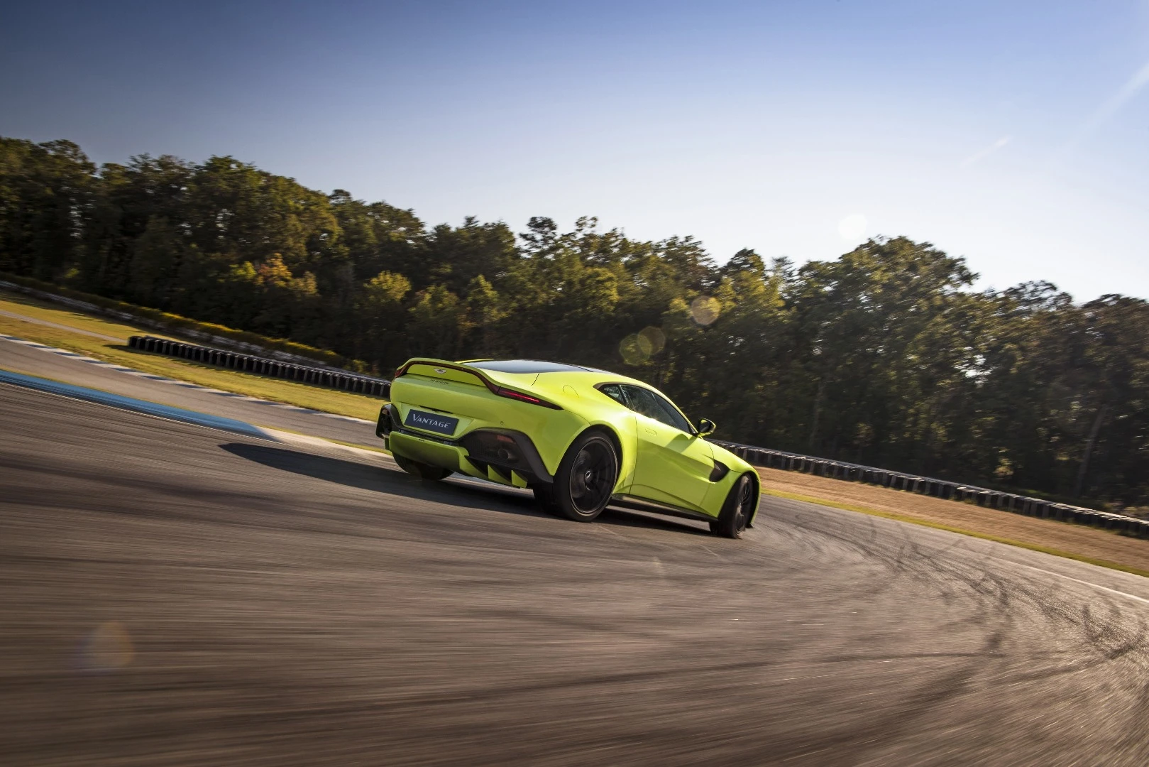 2018 Aston Martin Vantage: aeros have taken a big step forward with a splitter, diffusers and a small rear spoiler