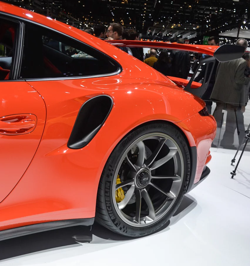 The dished rear wheels sit beneath the wide body from a 911 Turbo (Photo: C.C. Weiss/Gizmag.com)