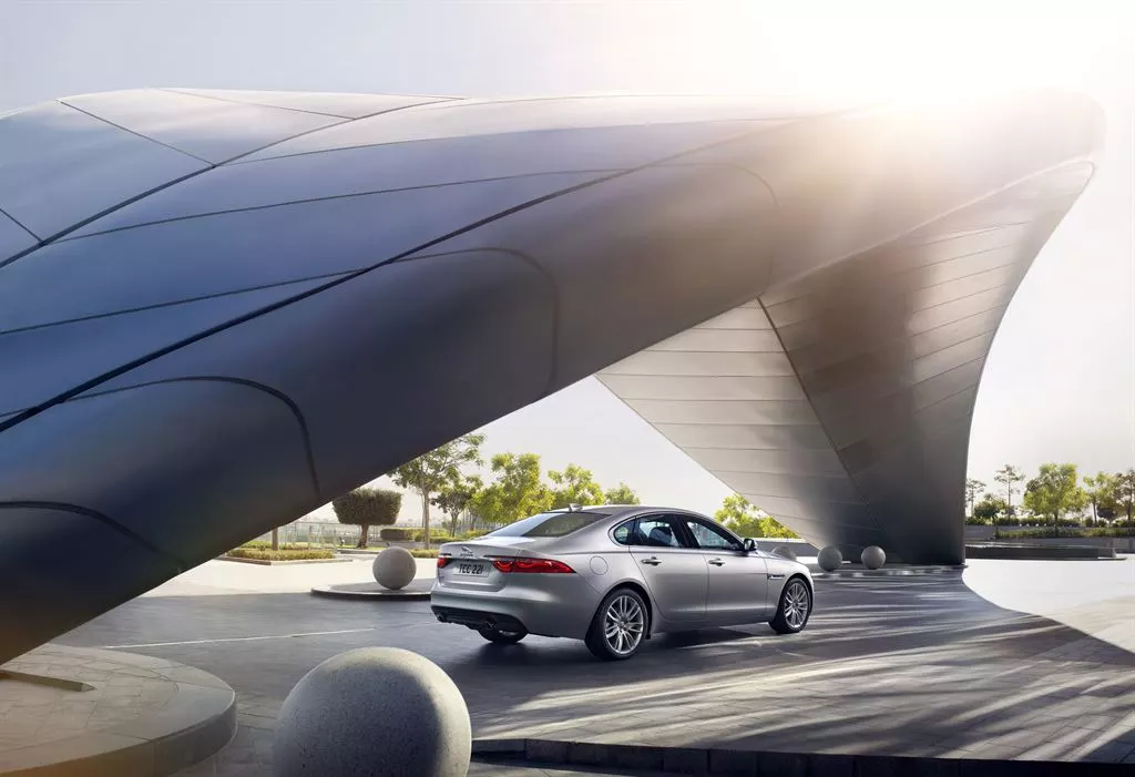 The 2016 Jaguar XF has text-to-specch