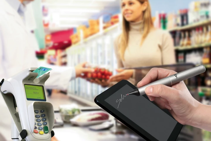 The biometric “on-card comparison” system compares a signature against one stored on the card (Photo: Fraunhofer IGD)