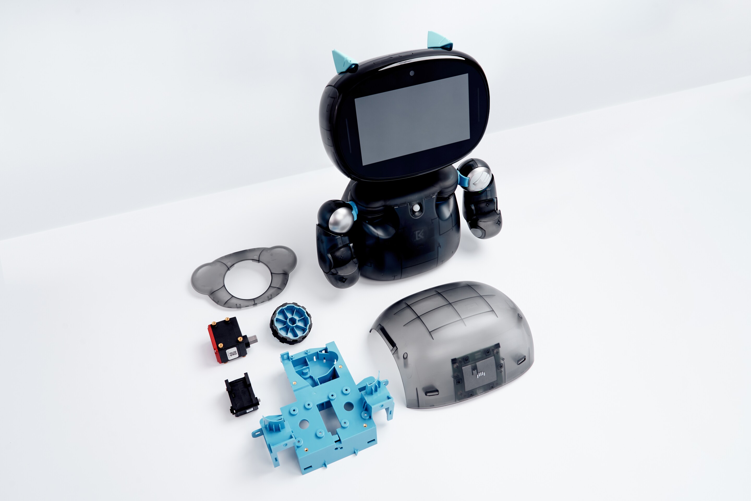 Cute desktop robot designed to keep armchair engineers engaged