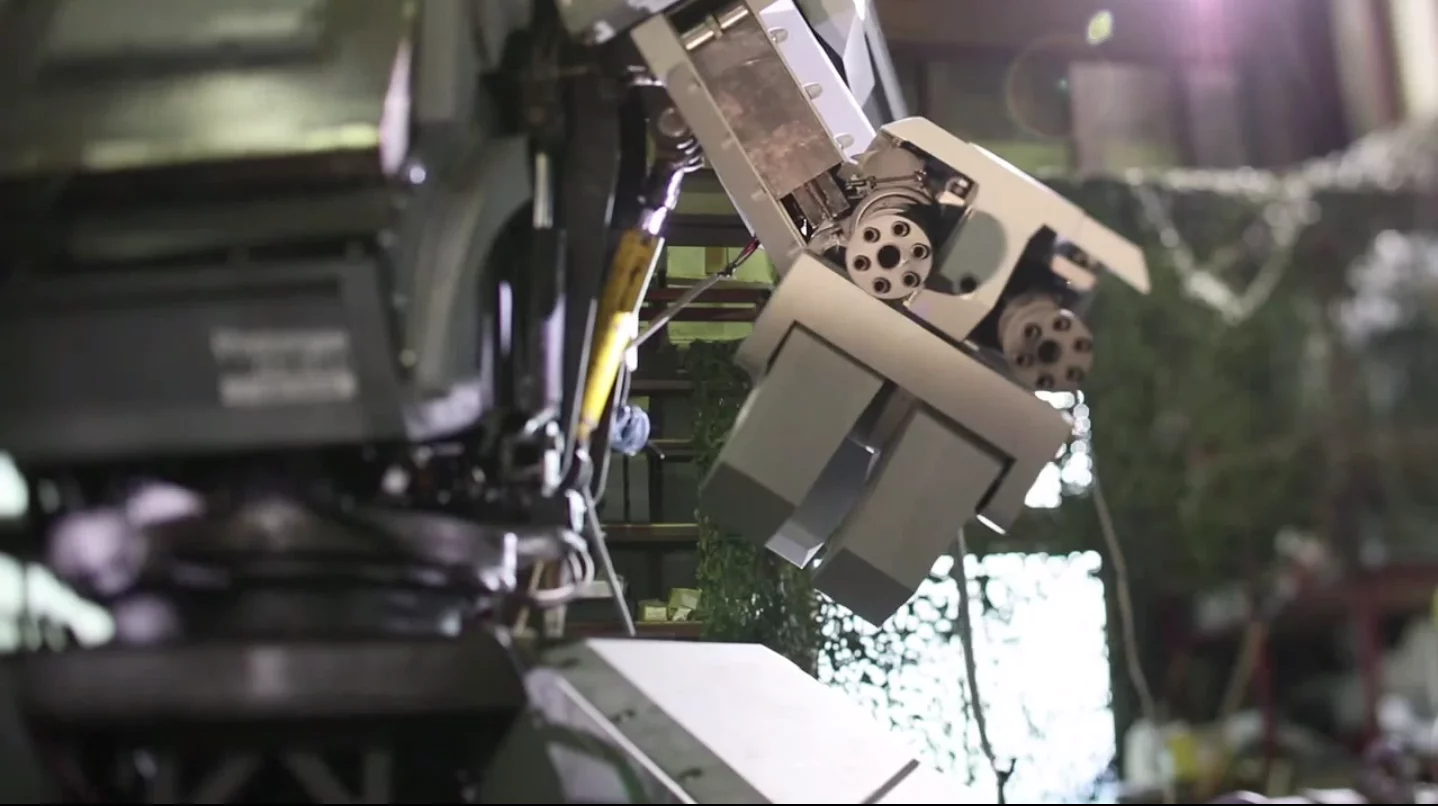 Japanese artist Kogoro Kurata has unveiled a 13 ft (4 meter) tall, 9900 lb (4500 kg) prototype mecha robot called Kuratas