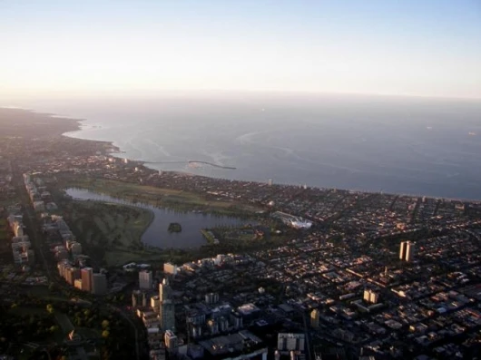 South of the city lies the Albert Park Lake and its vast sporting facilities