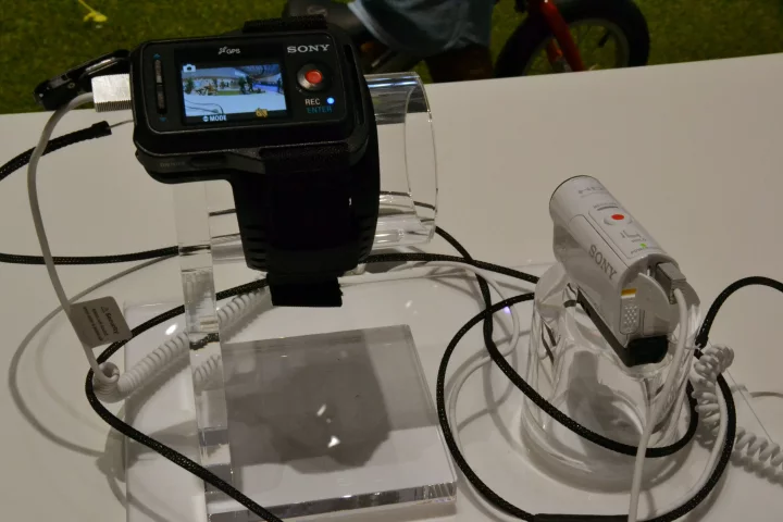 Using the RM-LVR2V Live-View Remote, users can remotely preview, play back and delete shots; control and adjust settings; and control up to five Action Cam Minis at once (Photo: Paul Ridden/Gizmag)