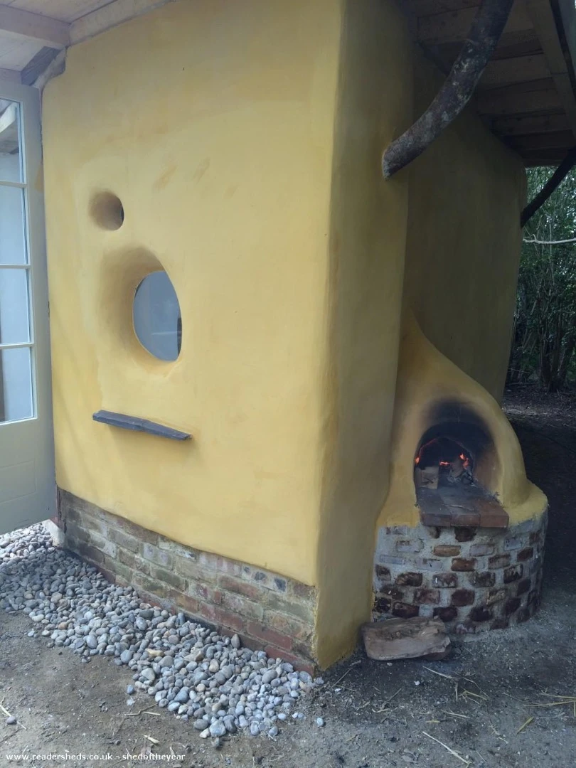The Cob Shed was built by Charlotte Eve and ate Edwards and their 3 year-old son, plus a little help from over 200 people from around the world