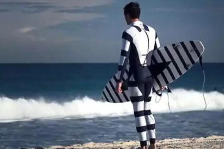 The Warning Pattern suit is based on fish patterns that warn off attackers
