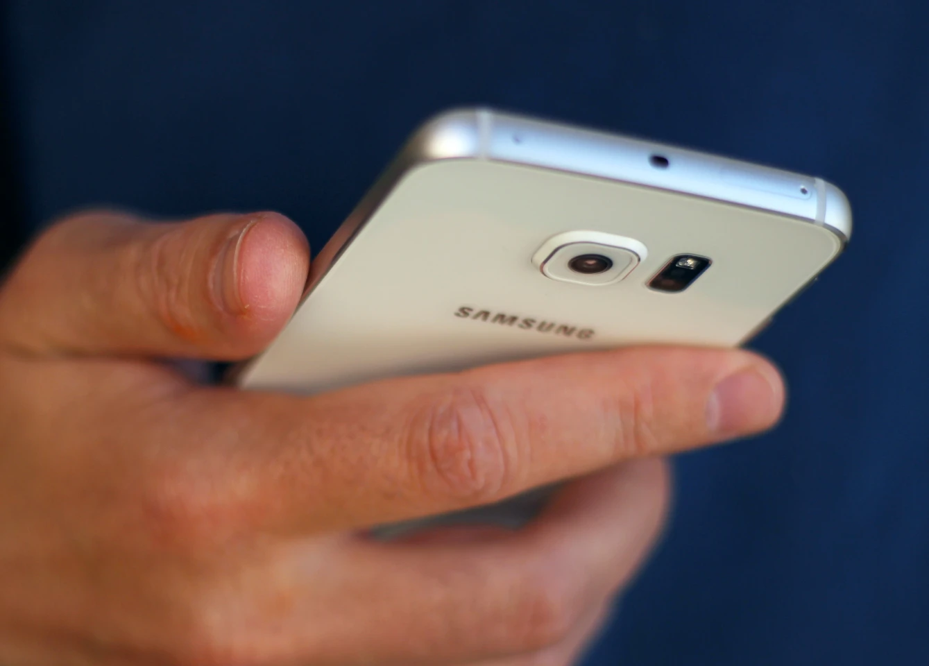 Like the flagship Galaxy S6, the Edge has a glass back and aluminum sides (Photo: Will Shanklin/Gizmag.com)