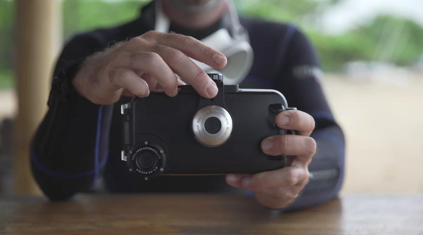 Powered by a replaceable coin cell battery that reportedly should be good for up to two years of use, the Diveroid mini measures both depth and water temperature