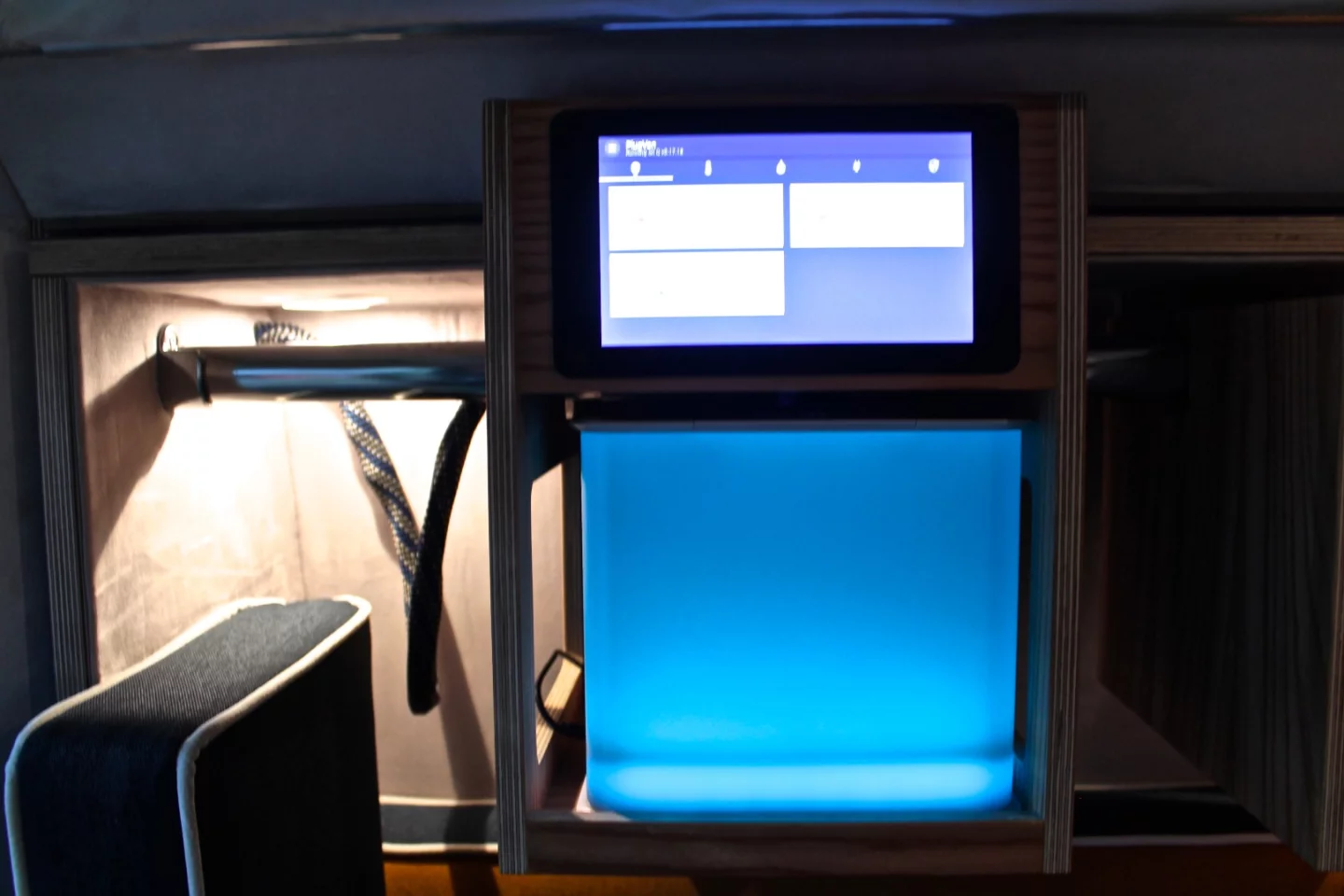 Touchscreen control center and air conditioner