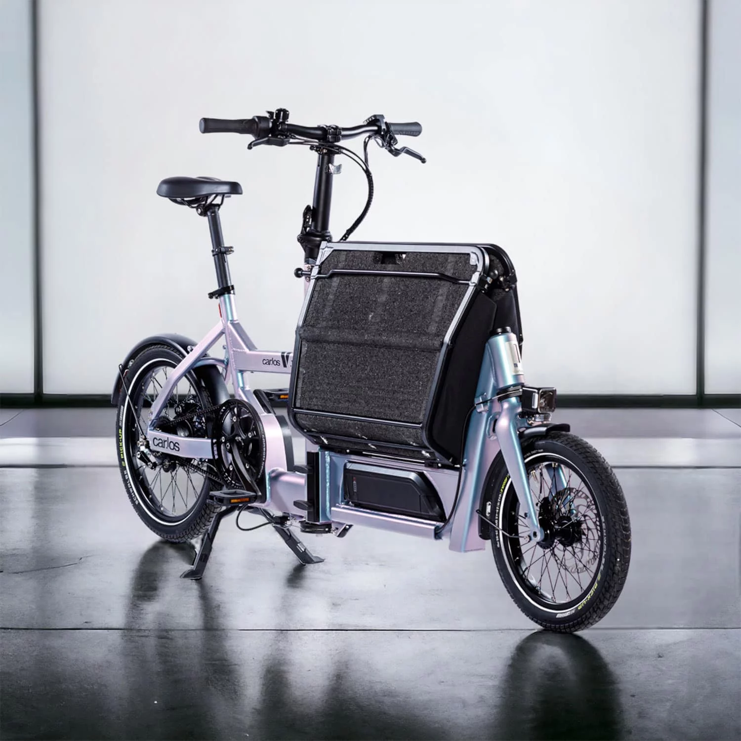 The Car.Los V1 parked on a double-leg kickstand with Vario Basket closed and ready for trav