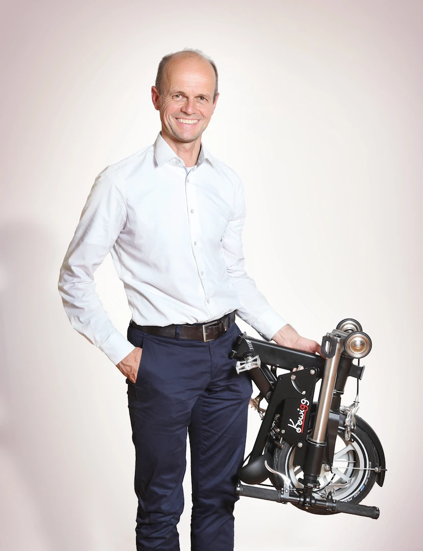 Weighing 8.5 kg (18.7 lb), the Kwiggle is portable, and can be dragged along the ground with its two small wheels