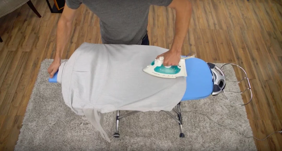 A detail board slides out from the end of the Flippr (left side), which makes it easy to iron sleeves and collars