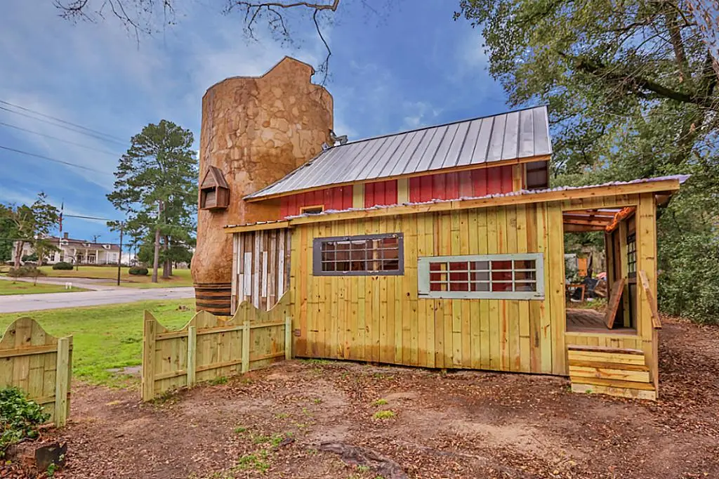 The boot-shaped part of the Cowboy Boot House is connected to a small bungalow