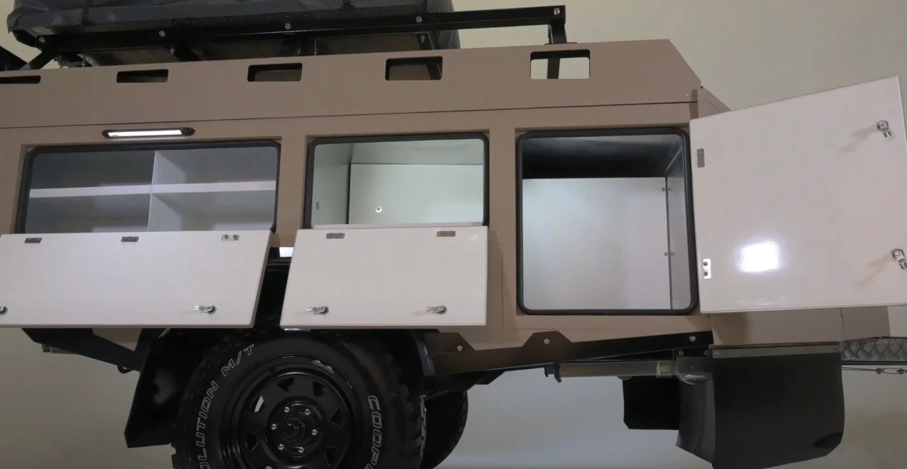 The driver side (Aus) of the Sierra ZR includes three storage cabinets, the one at the rear designed specifically for clothes