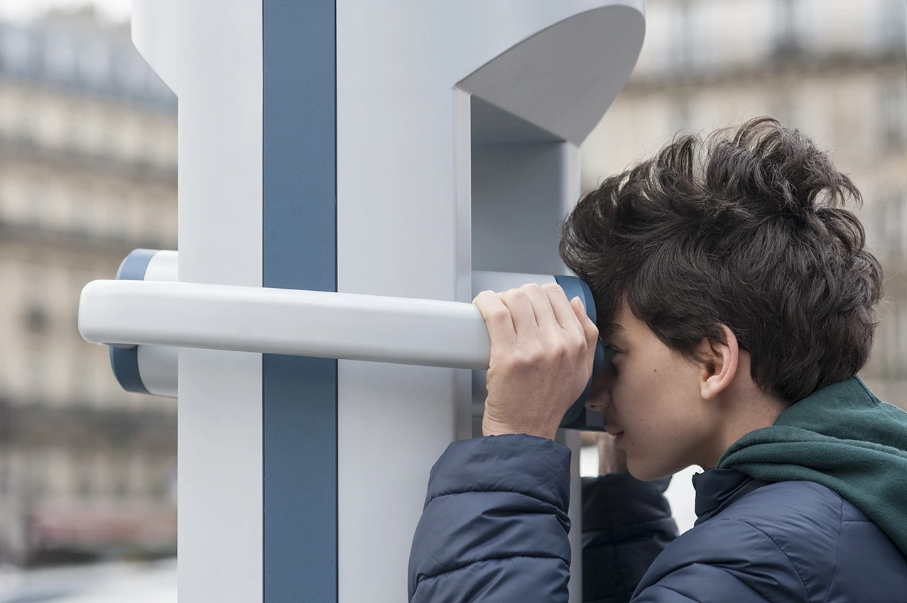 The height of the VR goggles can be adjusted for each Timescope kiosk user