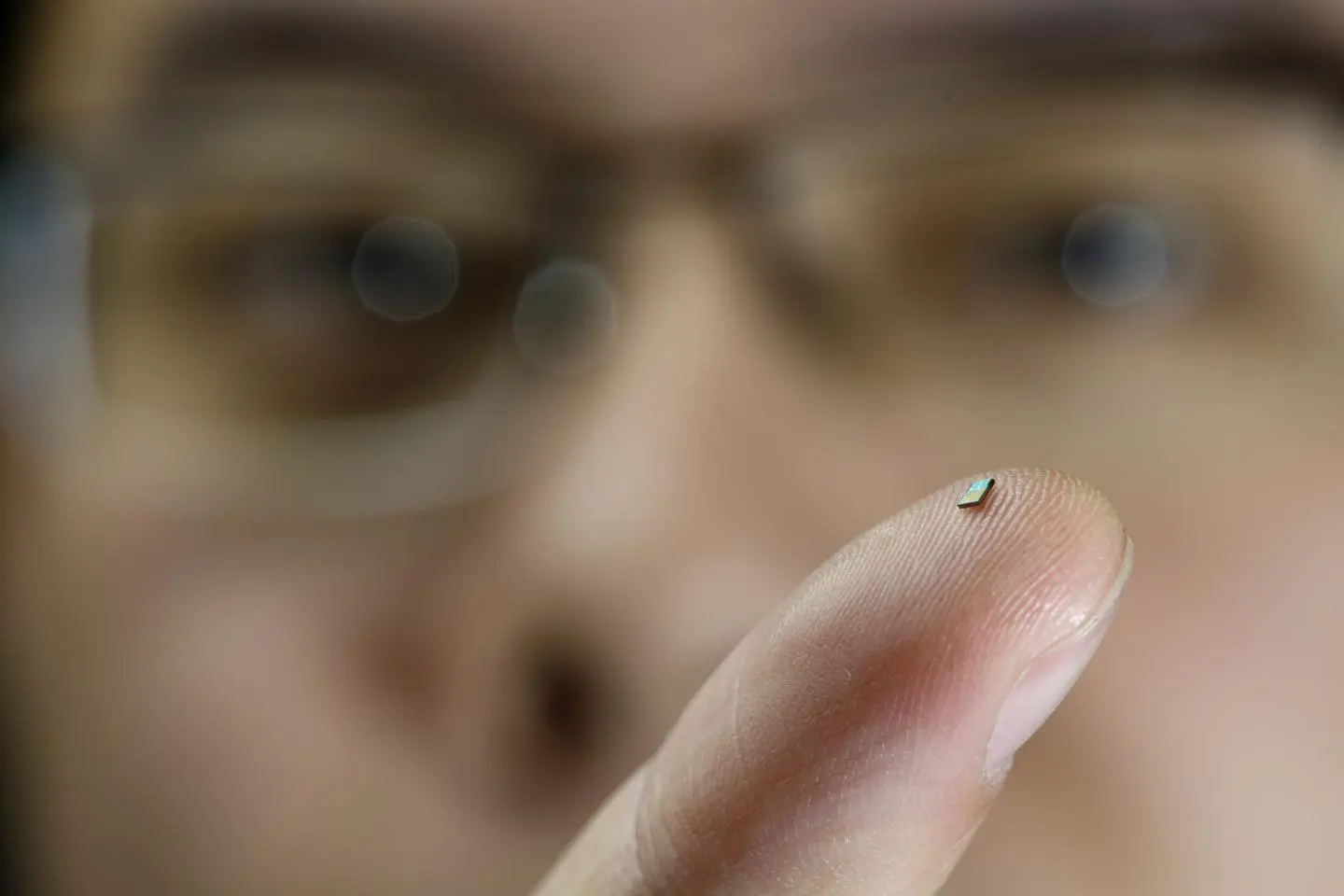 The tiny temperature sensor on the finger of PhD-student Hao Gao