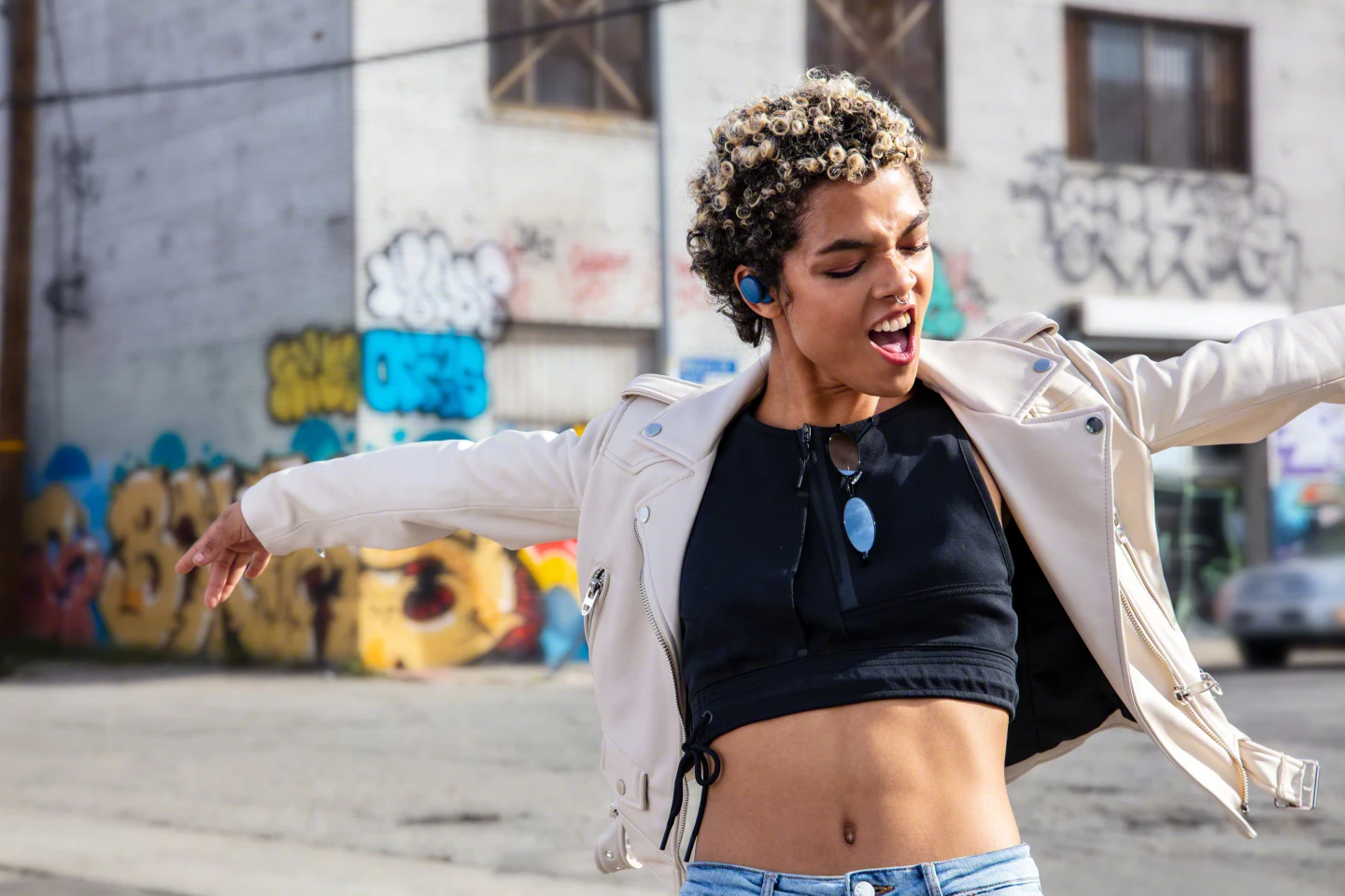 The WF-XB700 in-ear headphone are ergonomically shaped to make contact with three points around the ear for a secure, comfortable fit