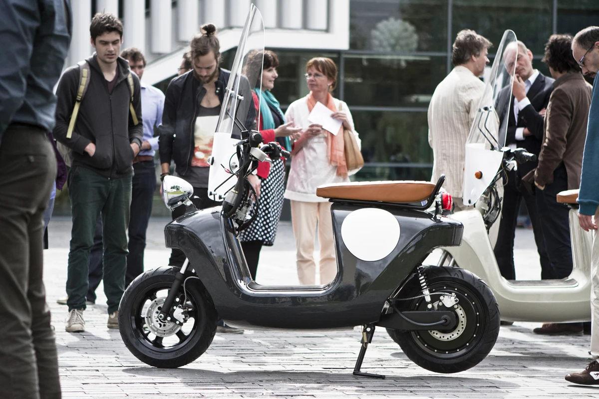 The Dutch public get a closer view of the Be.e electric scooter (Photo: Waarmakers)