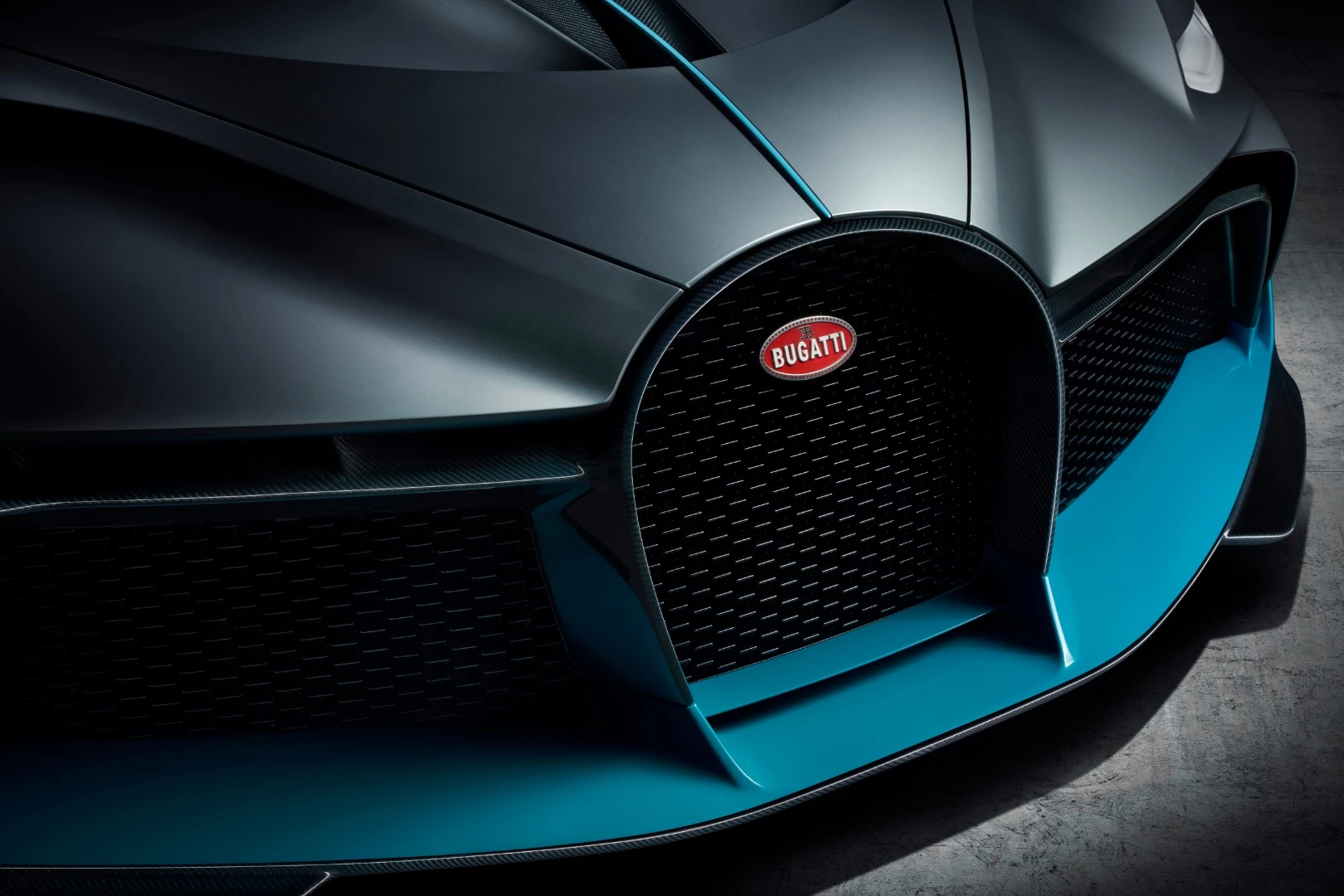 Bugatti Divo: maintains the signature Bugatti horseshoe at the front grille