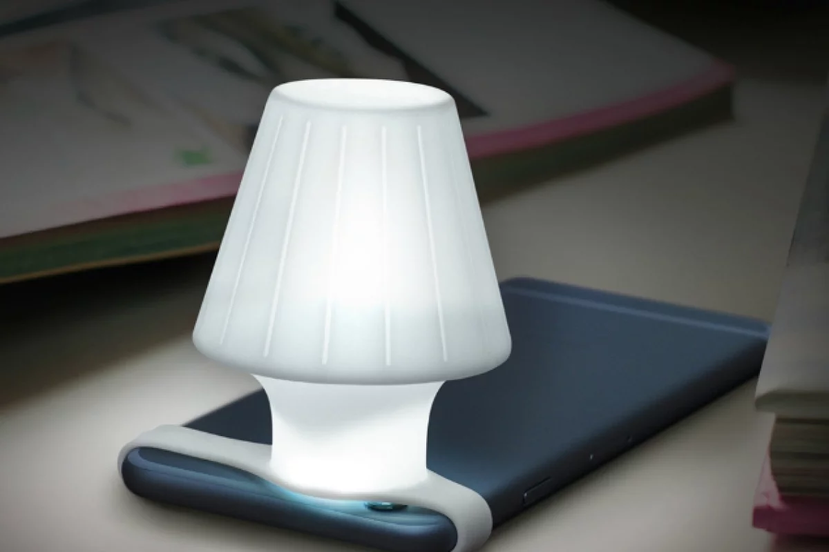 Travelamp is a silicone mold which diffuses the light from the flash on your smartphone's camera