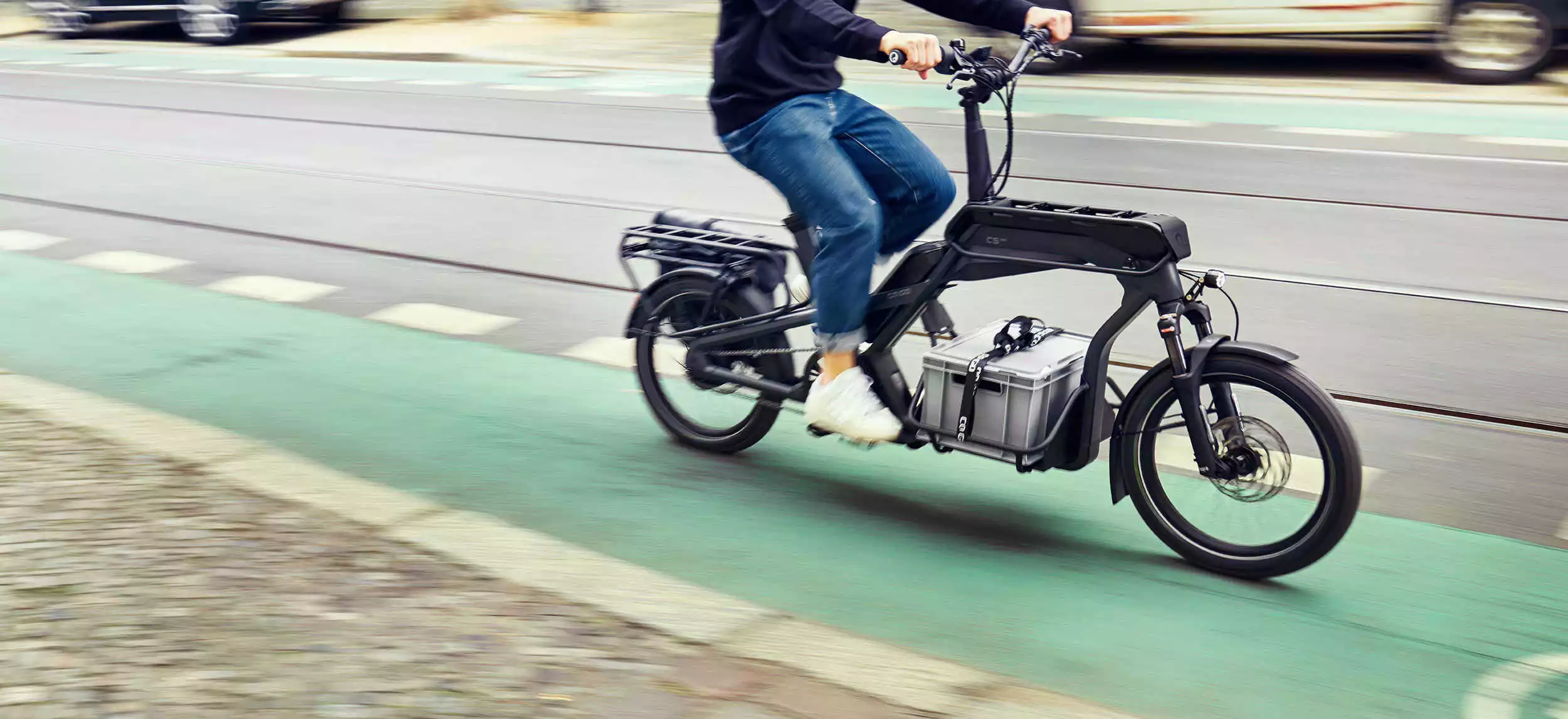 The CS cargo ebikes feature a Bosch Cargo Line Smart System to help the rider haul goods or gear through the city