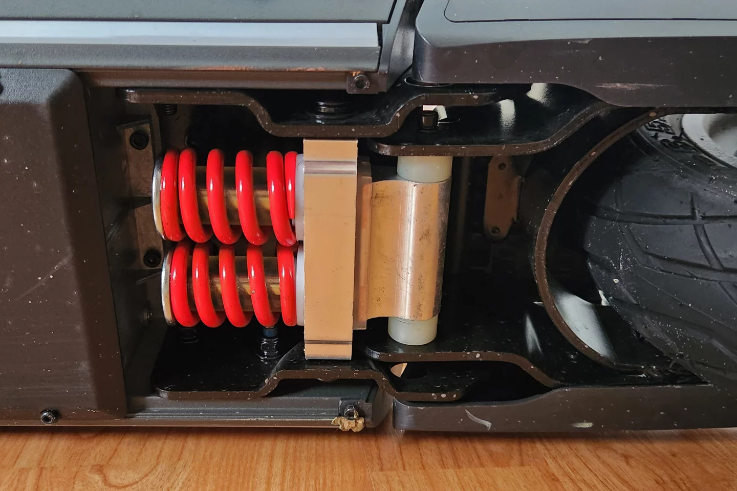 The S1F's springy underbelly. I don't know if I would call this "suspension travel" exactly, but it does do springy things when you bounce on it. Maybe 2-3 cm worth