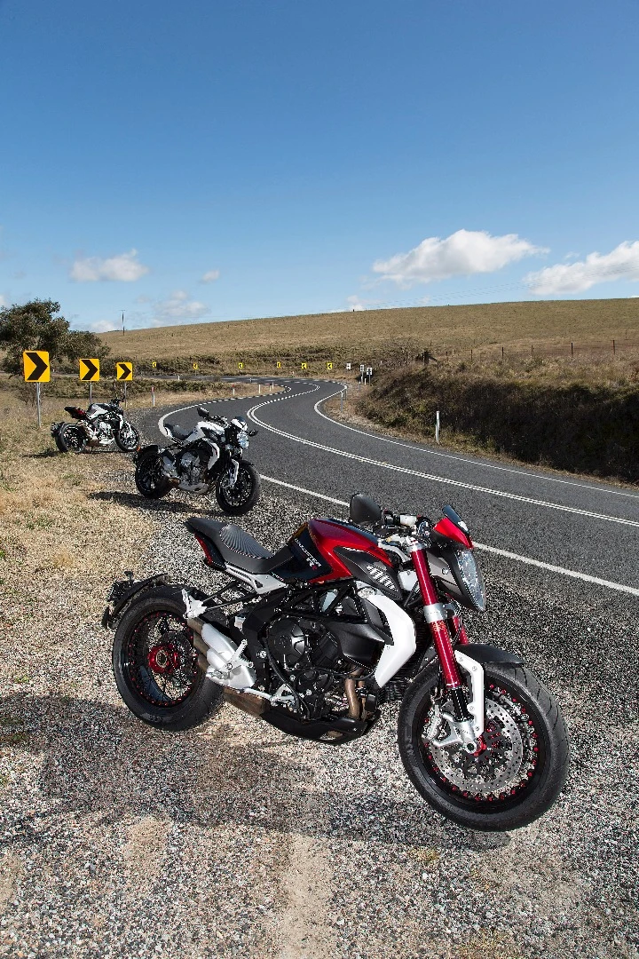 MV Agusta Dragster 800 and 800 RR: brutish, snub-nosed and evil looking. Just my type!