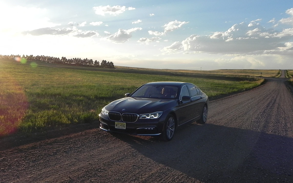 The EPA estimates fuel economy in the 2016 750i to be 19 mpg combined
