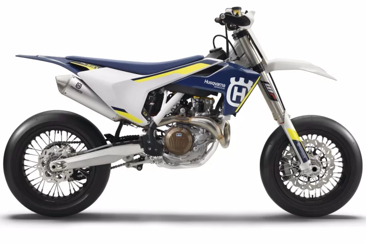 With an output of 63 hp (47 kW) the 2016 FS 450 is the most powerful 450 cc Husqvarna supermoto we've seen so far