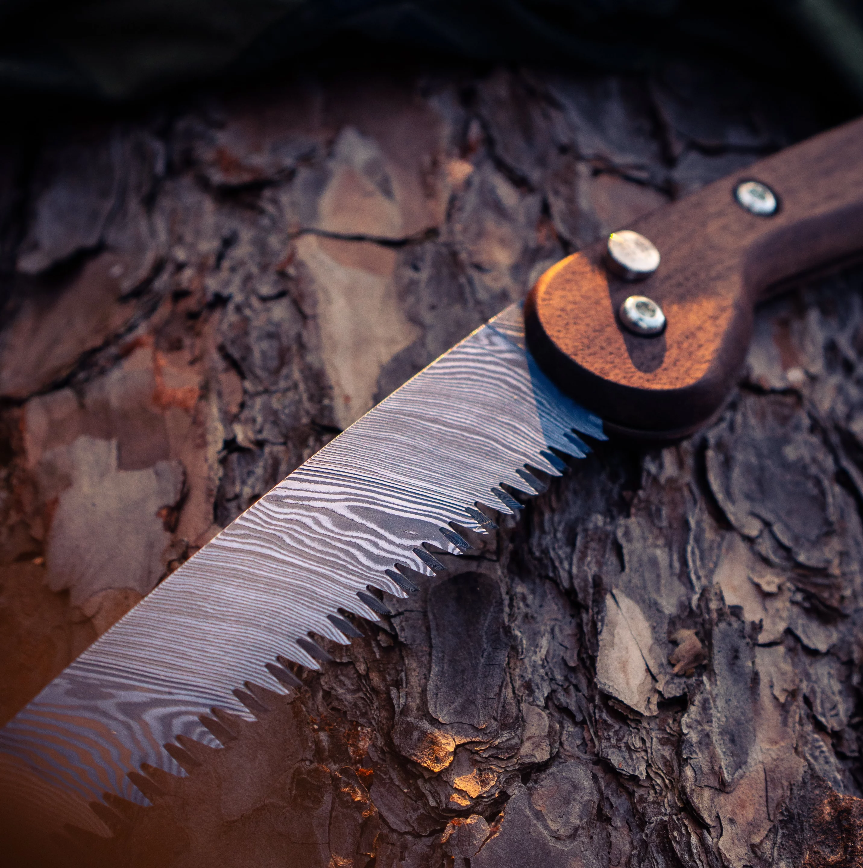 Woxna say it chose a "Dense Twist" Damasteel pattern because it's reminiscent of the bark on the pine trees that grow around its manufacturing facility in Hälsingland, Sweden