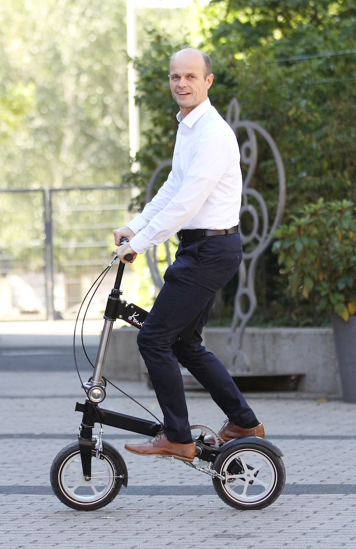 The unusual riding posture of the Kwiggle is reportedly good for the back, neck and shoulders